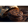 Un cookie tout chocolat est un biscuit au cacao, croustillant dehors et moelleux dedans, rempli de morceaux de chocolat fondants